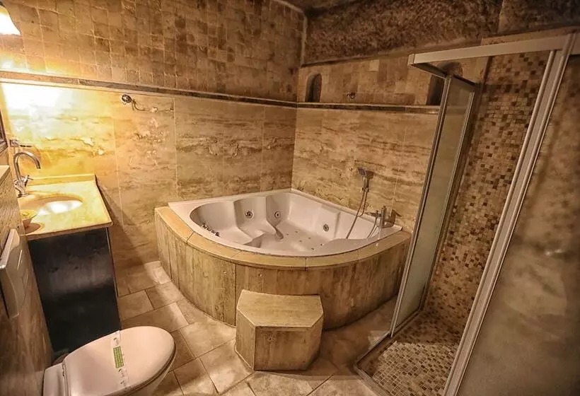 Deluxe Kolmen Hengen Huone, Traveller S Cave