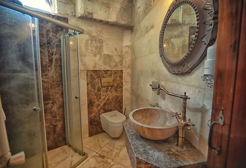 Standard Kolmen Hengen Huone, Traveller S Cave