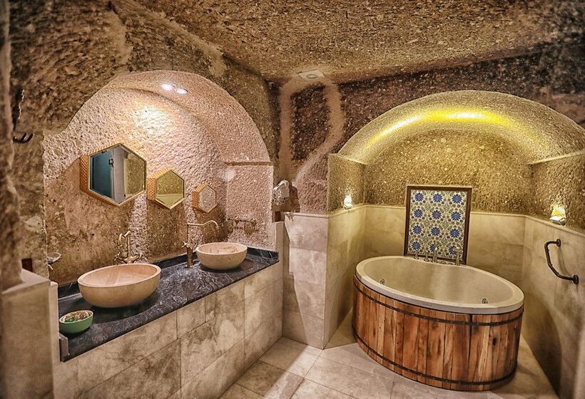 Полулюкс, Traveller S Cave