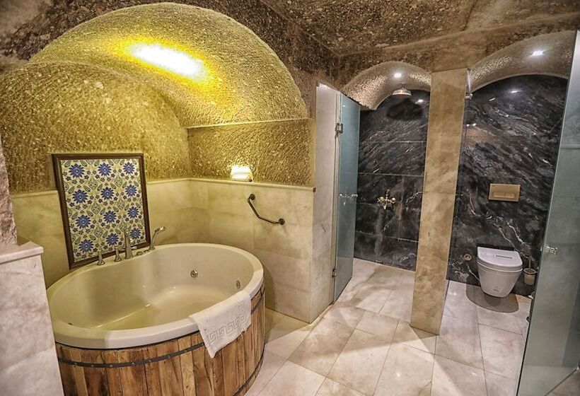 주니어 스위트, Traveller S Cave