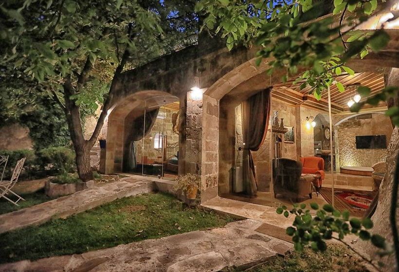 주니어 스위트, Traveller S Cave