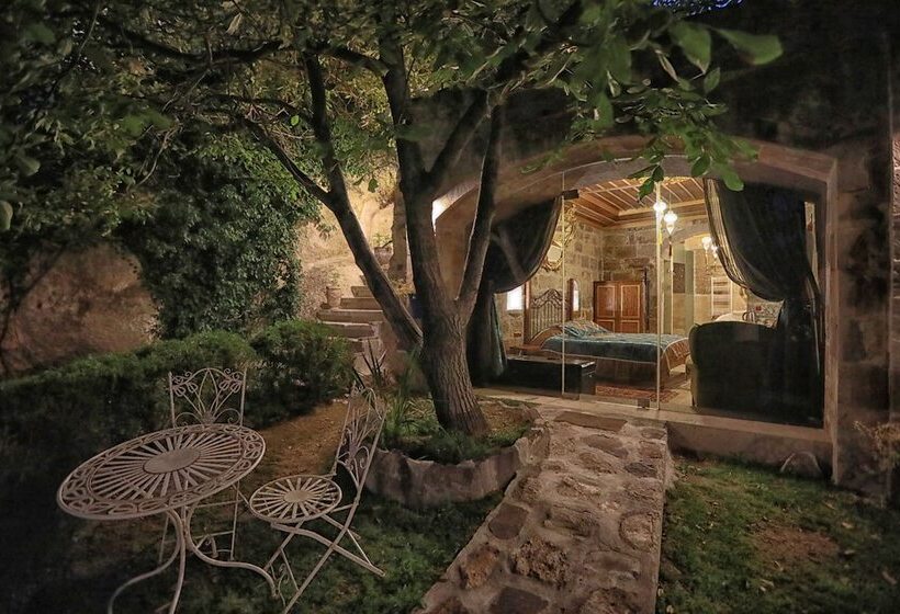 주니어 스위트, Traveller S Cave