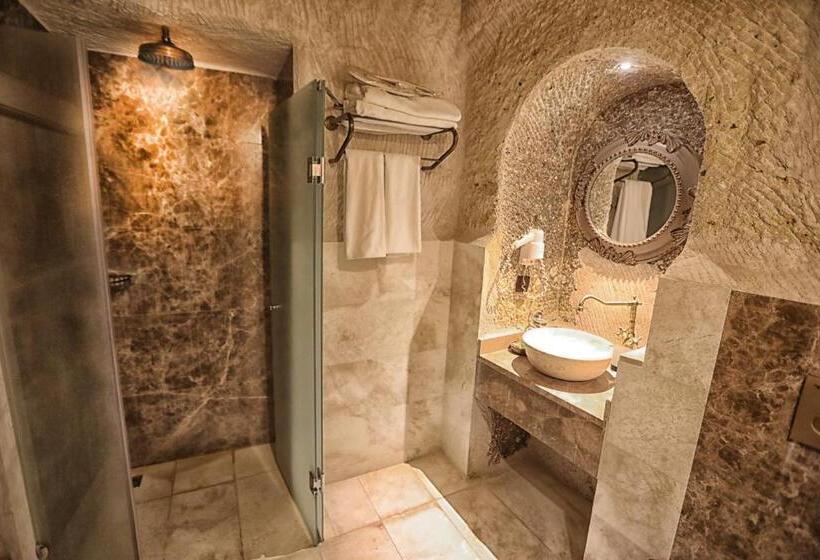 Номер Стандарт, Traveller S Cave
