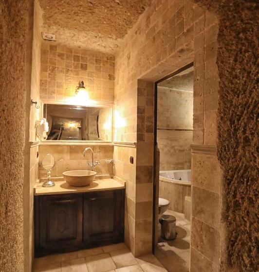 디럭스 트리플 룸, Traveller S Cave