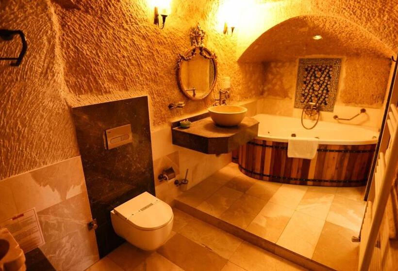 Полулюкс, Traveller S Cave