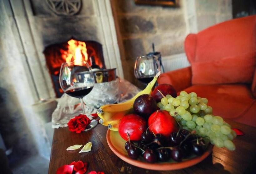 주니어 스위트, Traveller S Cave