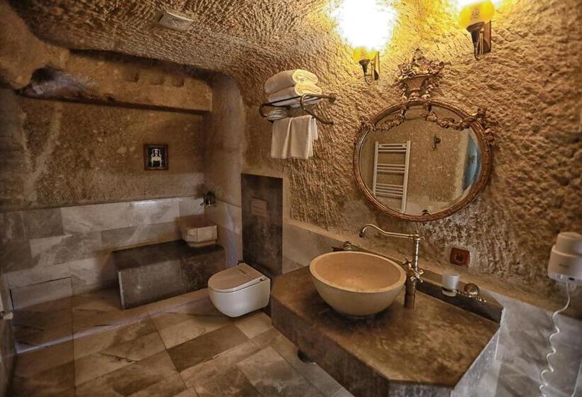 주니어 스위트, Traveller S Cave