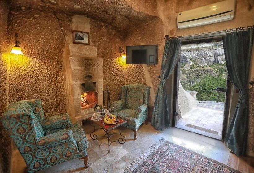 주니어 스위트, Traveller S Cave