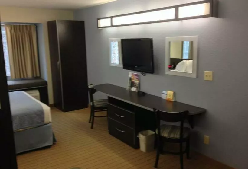 スタンダードスタジオ, Microtel Inn & Suites Bath