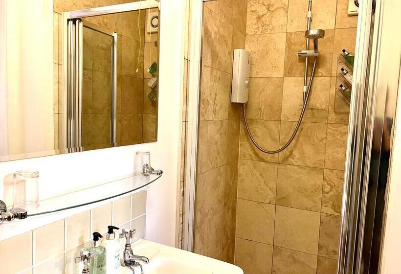 Семейный Номер Вид на Сад, Bythesea Guest House