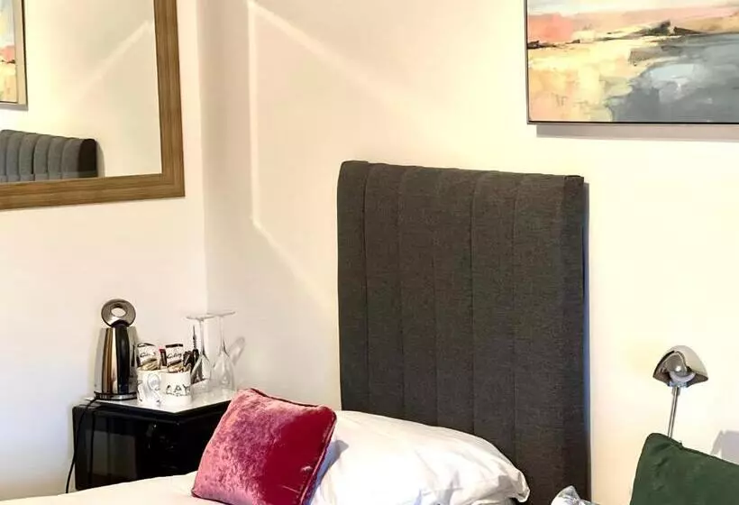 اتاق خانوادگی با چشم‌انداز باغ, Bythesea Guest House