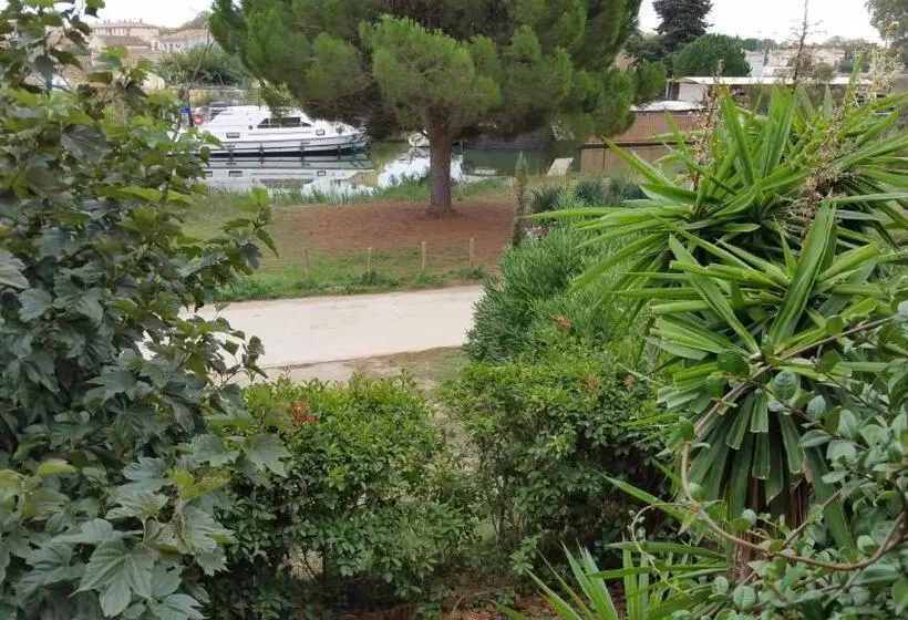 Superior Kolmen Hengen Huone, Canal Aigues Mortes