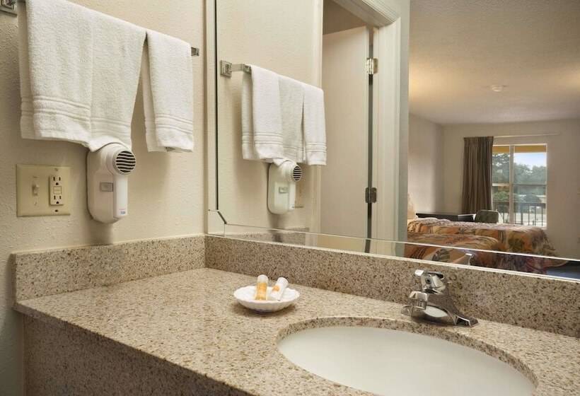 غرفه قياسيه سريرين مزدوجين, Days Inn By Wyndham Alma