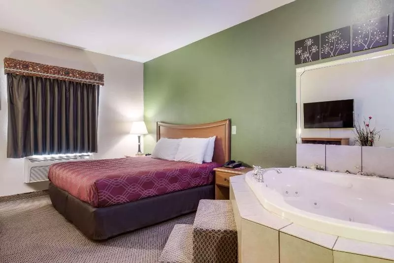 キングサイズベッドのスタンダードルーム, Econo Lodge  Inn & Suites