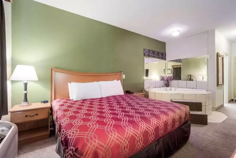 キングサイズベッドのスタンダードルーム, Econo Lodge  Inn & Suites