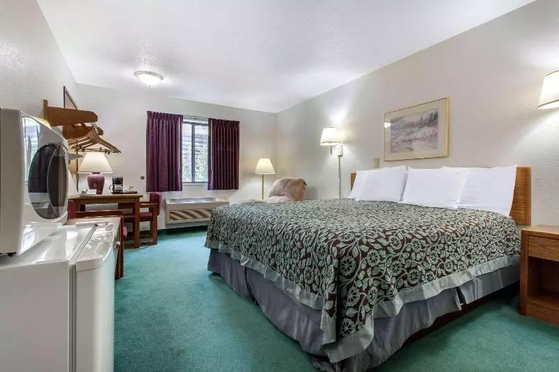 キングサイズベッドのスタンダードルーム, Econo Lodge Oacoma