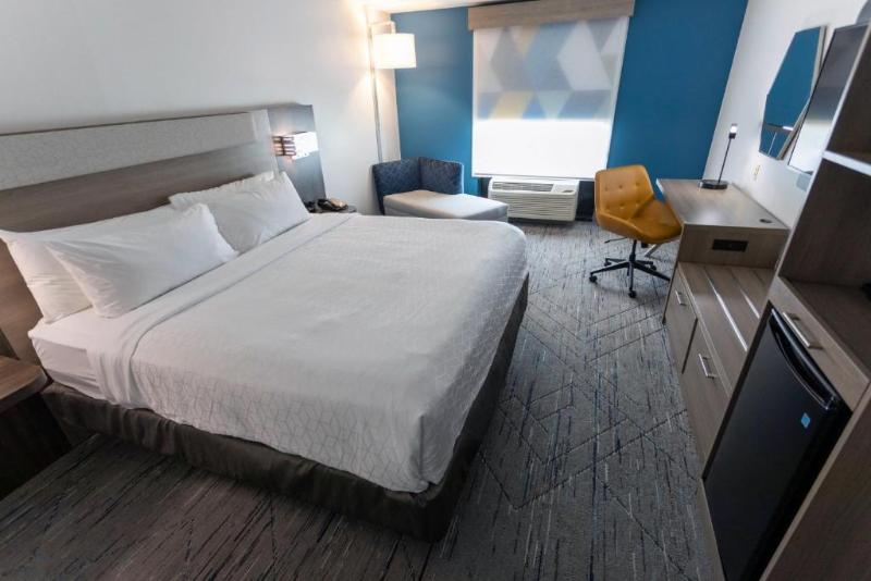 Номер Стандарт Кровать Кинг Адаптированный для Инвалидов, Holiday Inn Express & Suites   Huntsville Airport, An Ihg