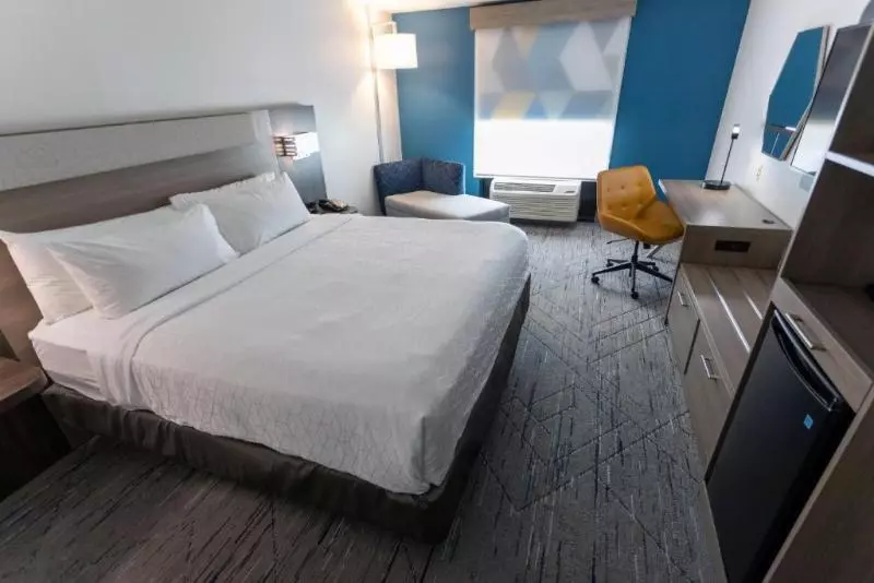 身障者適用キングサイズベッドルーム, Holiday Inn Express & Suites   Huntsville Airport, An Ihg