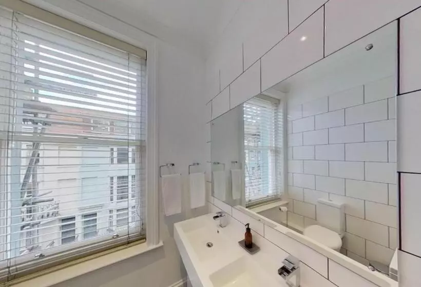キングサイズベッドのスイートルーム, Nineteen