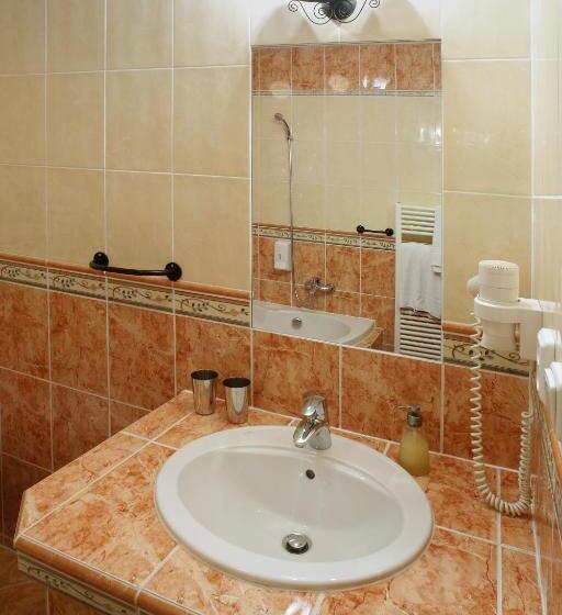 غرفة ديلوكس ثلاثية, Palace