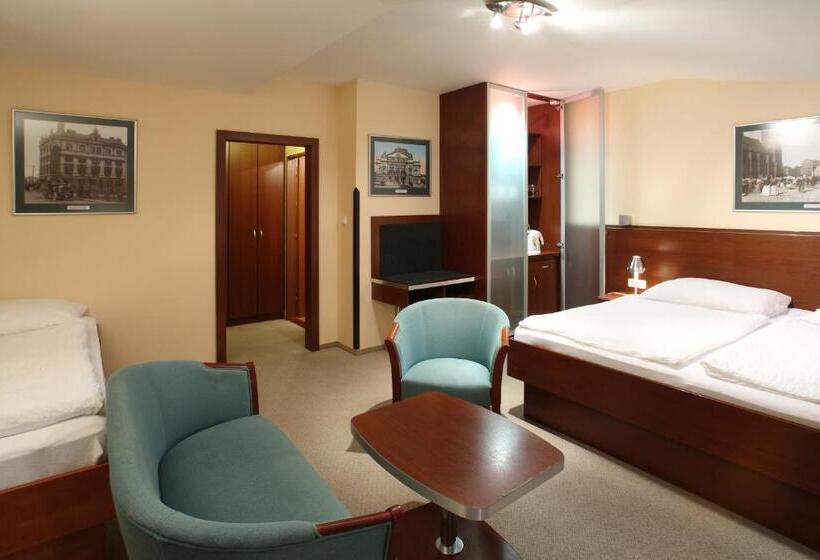 غرفة ديلوكس ثلاثية, Palace