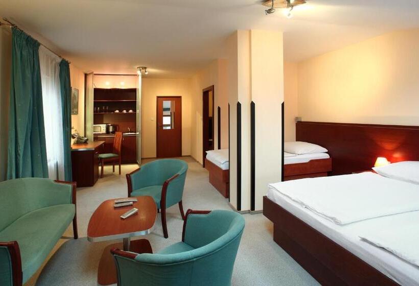 غرفة ديلوكس ثلاثية, Palace