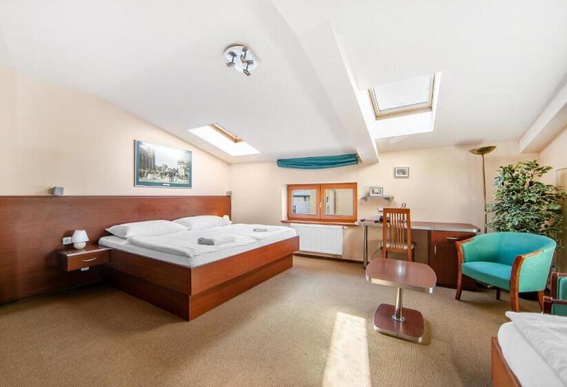 غرفة ديلوكس ثلاثية, Palace