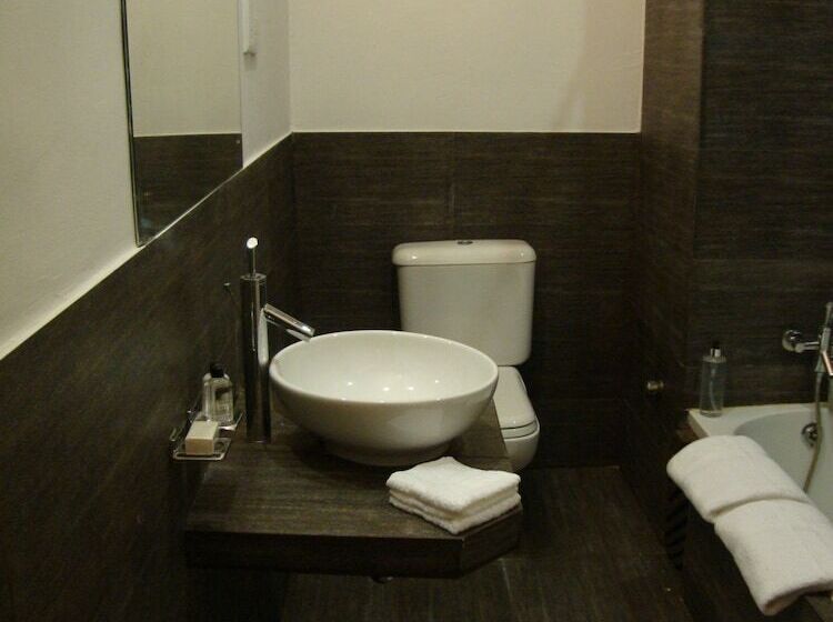 주니어 스위트, The Aknac