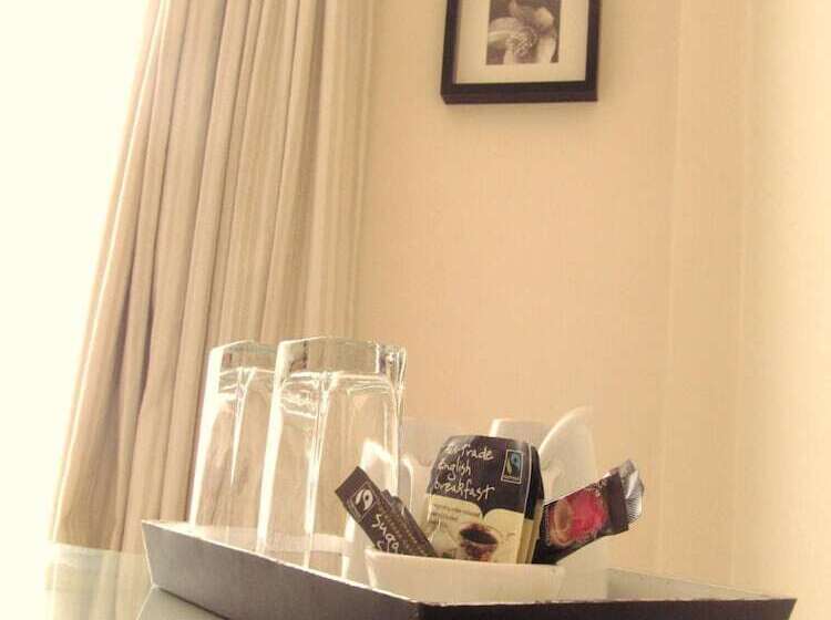 주니어 스위트, The Aknac