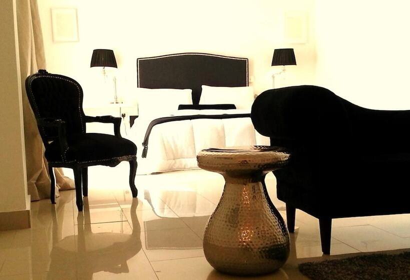 주니어 스위트, The Aknac