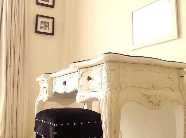 주니어 스위트, The Aknac