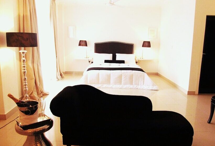 주니어 스위트, The Aknac