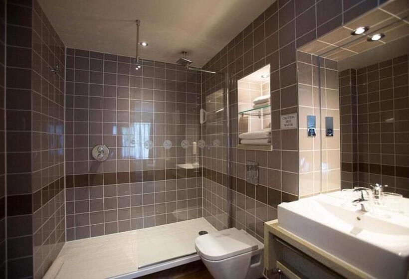 غرفة عائلية, The Cross Keys