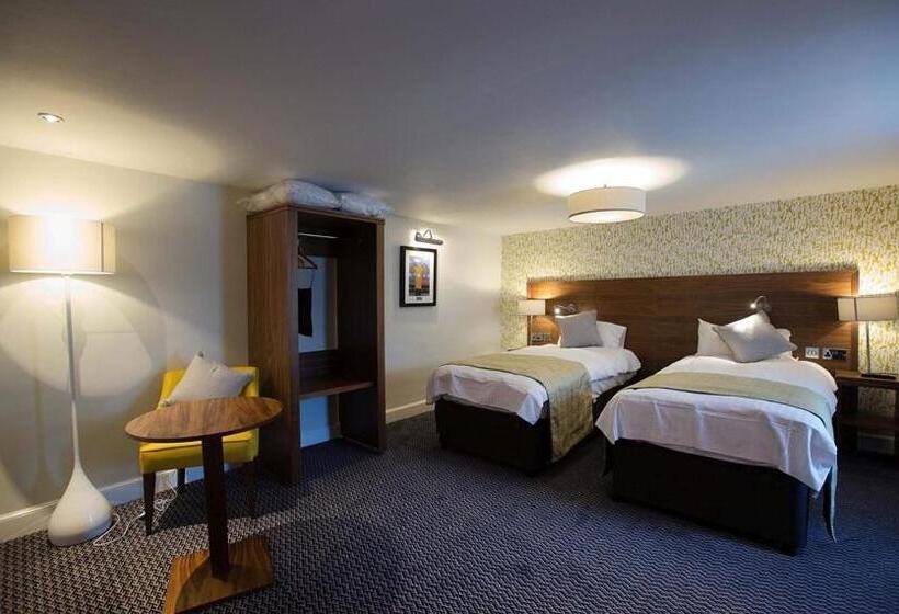 غرفة عائلية, The Cross Keys