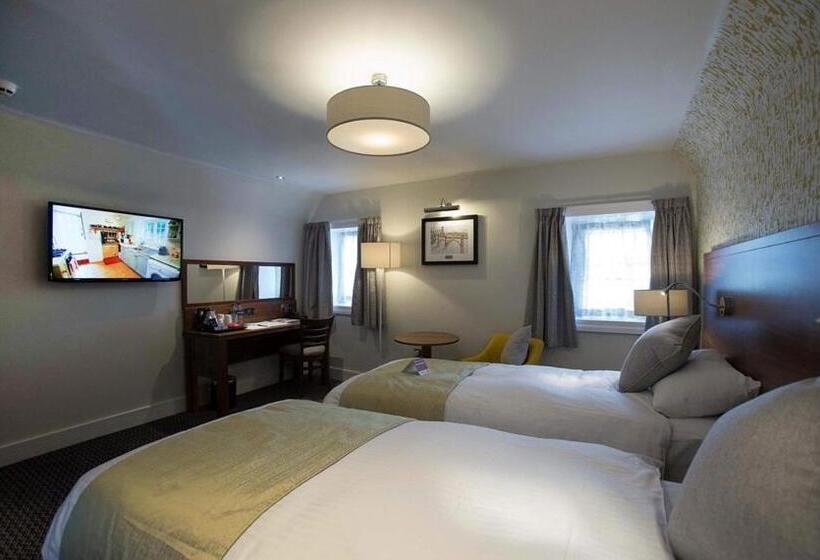 غرفة عائلية, The Cross Keys