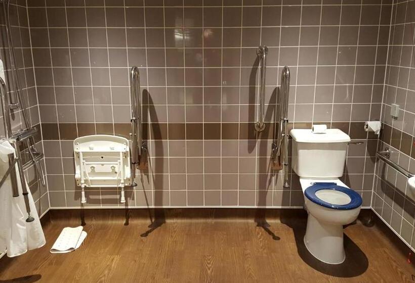 غرفة قياسية لذوى الاحتياجات الخاصة, The Cross Keys