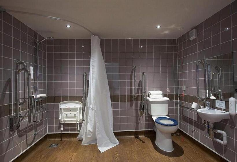 غرفة قياسية لذوى الاحتياجات الخاصة, The Cross Keys