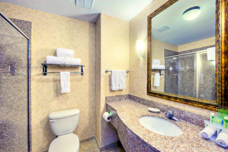 מיטת קינג בסוויטה, Holiday Inn Express And Suites Granbury, An Ihg