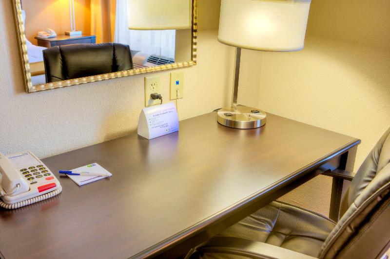 מיטת קינג בסוויטה, Holiday Inn Express And Suites Granbury, An Ihg