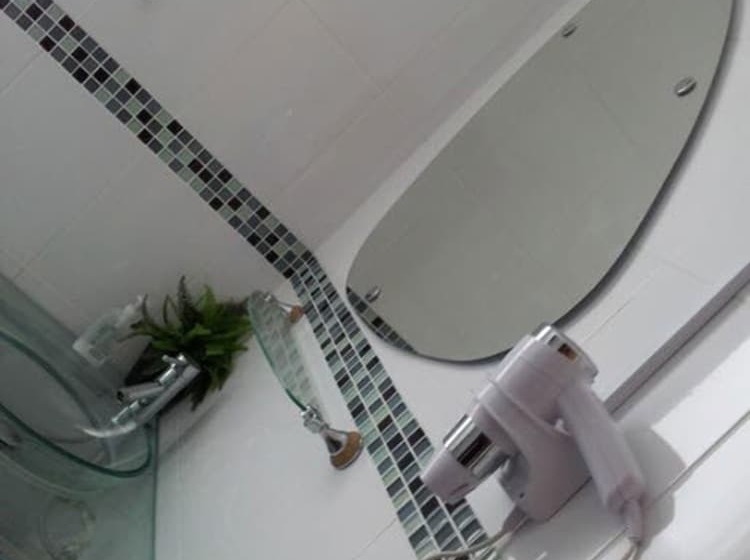 غرفة قياسية ثلاثية, Priory Guest House