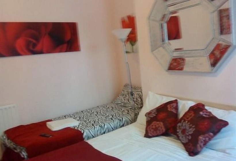 غرفة قياسية ثلاثية, Priory Guest House