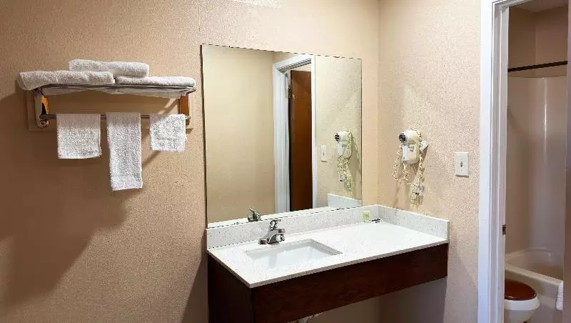 クイーンサイズベッドのスタンダードルーム, Regency Inn Hondo
