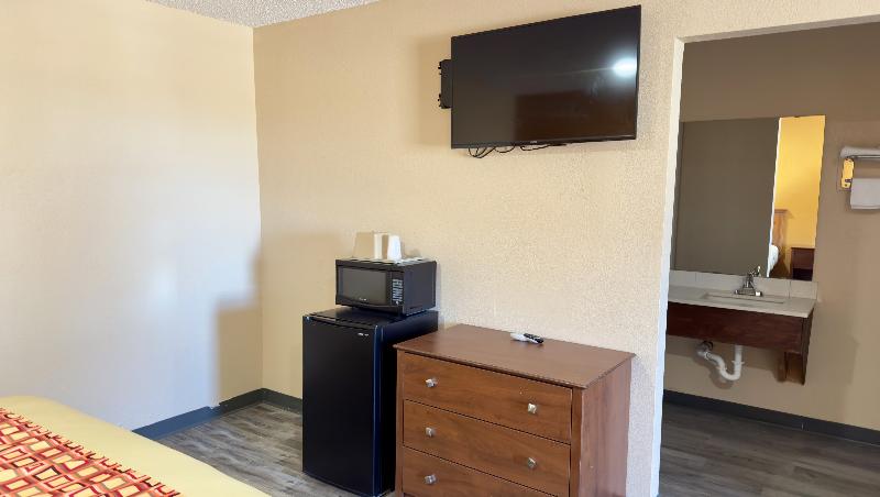 带特大床的标准间, Regency Inn Hondo