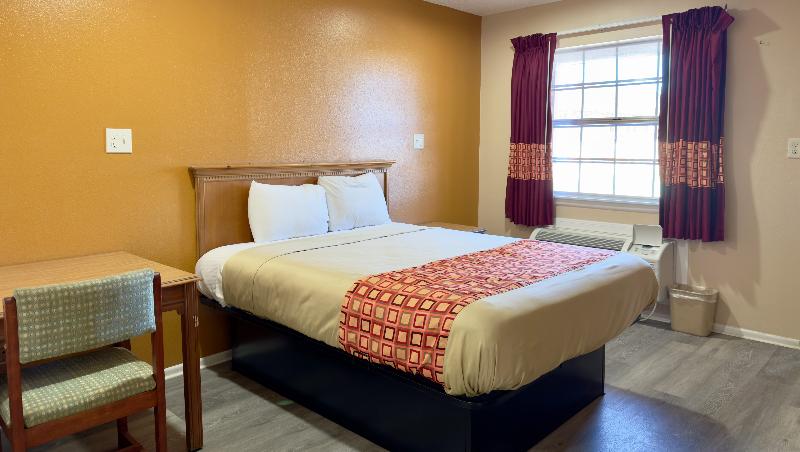 带特大床的标准间, Regency Inn Hondo