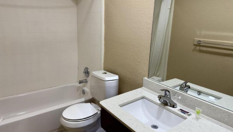 带特大床的标准间, Regency Inn Hondo