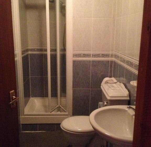 패밀리 룸, Twin Lions