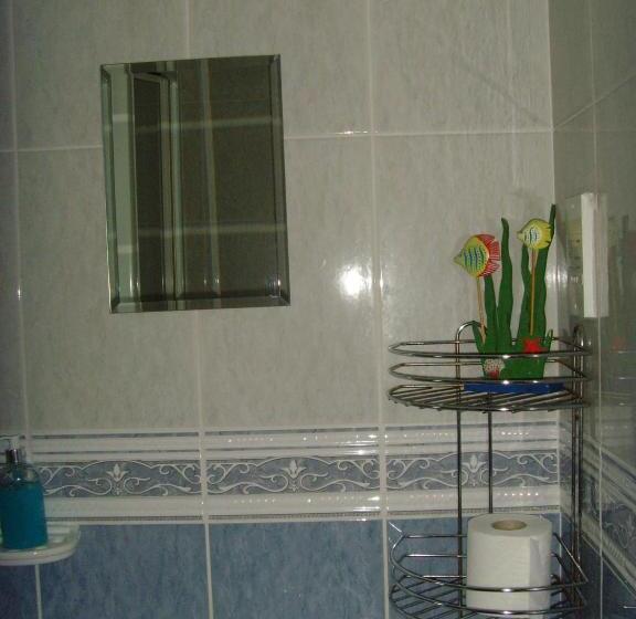 패밀리 룸, Twin Lions