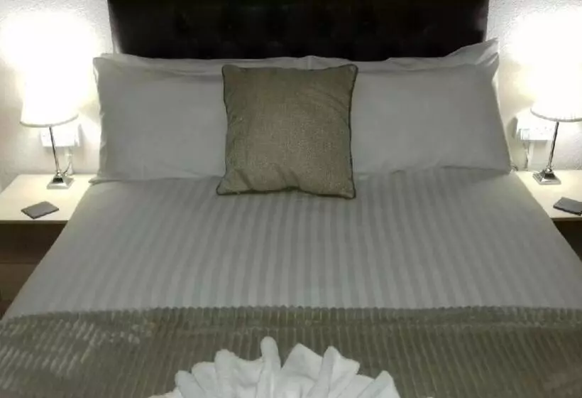 اتاق خانوادگی, Lynwood Hotel
