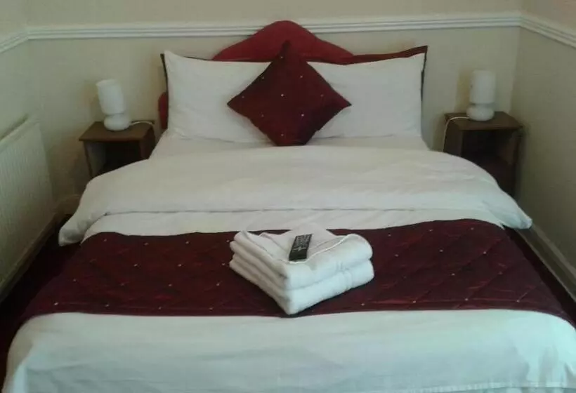 اتاق خانوادگی, Lynwood Hotel