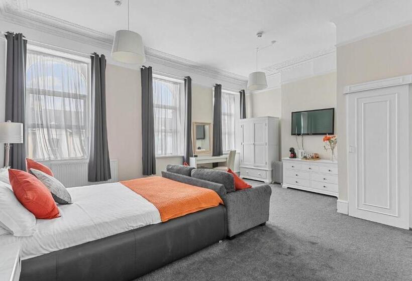 اتاق سوپریور خانوادگی, The Belmont